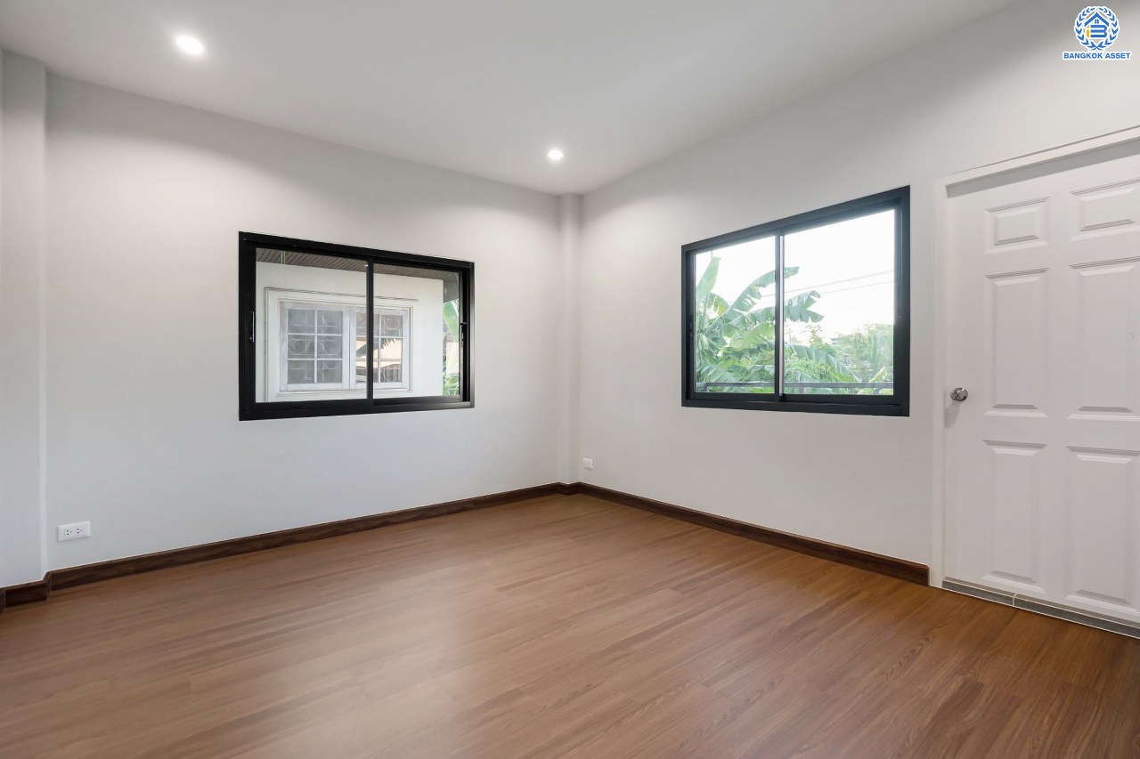 บ้านมือสองตกแต่งใหม่ โครงการ พลับพลาวิลล่า บรมราชชนนี หลังใหญ่พิเศษพร้อมอยู่ เนื้อที่ 57 ตร.ว. ดีไซน์สวย ฟังก์ชัน 4 ห้องนอน 3 ห้องน้ำ 2 ที่จอดรถ บนทำเลเดินทางสะดวก เชื่อมต่อหลายเส้นทาง ใกล้เซ็นทรัลปิ่นเกล้า จุดขึ้นทางด่วน "ศรีรัช" และเพียง 10 นาทีถึงMRT "สถานีไฟฉาย"